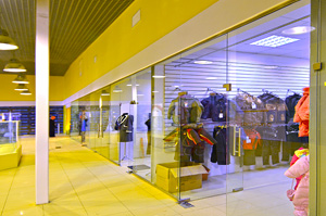 Остекление витрин магазинов в торговом центре