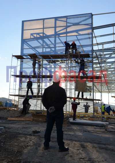 Идет монтаж остекления фасада олимпийского павильона Роснефти